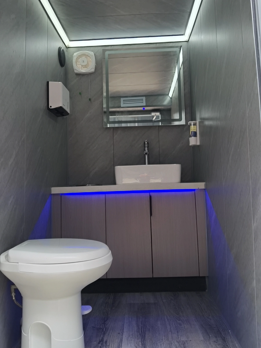 4 Stall Women Room Interior